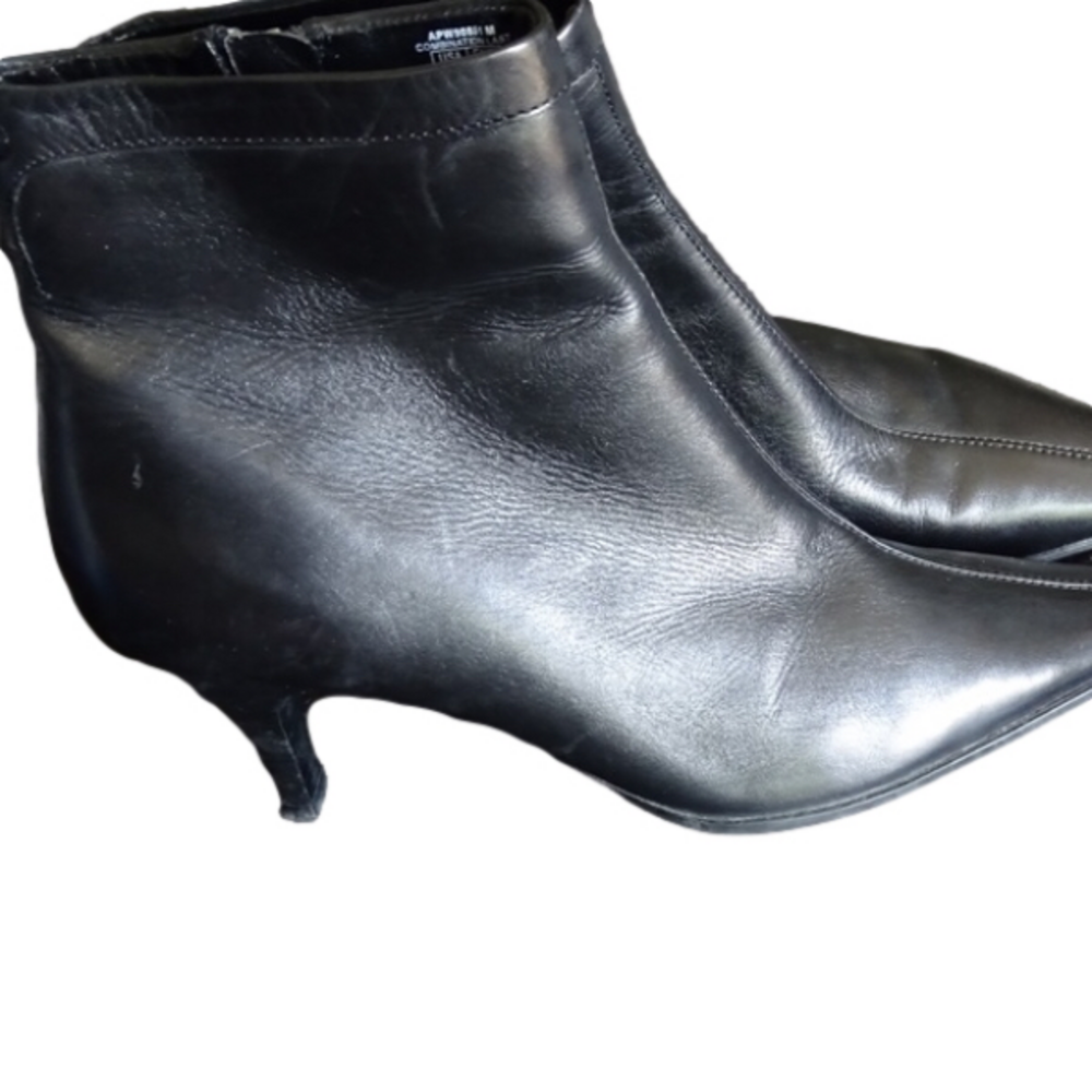 LIKE NEW ROCKPORT WOMENS SPIKED HEELED ANKLE  LEATHER BOOTS